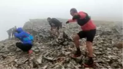 Uludağ'da fırtınaya yakalanan atletlerin zor anları Uludağ'da fırtınaya yakalanan atletlerin zor anları