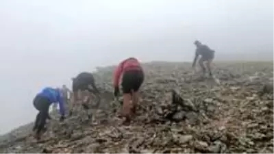 Uludağ'da fırtınaya yakalanan atletlerin zor anları Uludağ'da fırtınaya yakalanan atletlerin zor anları