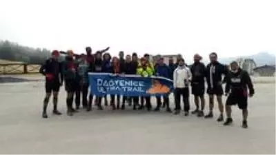 Uludağ'da fırtınaya yakalanan atletlerin zor anları Uludağ'da fırtınaya yakalanan atletlerin zor anları