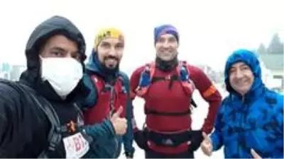 Uludağ'da fırtınaya yakalanan atletlerin zor anları Uludağ'da fırtınaya yakalanan atletlerin zor anları