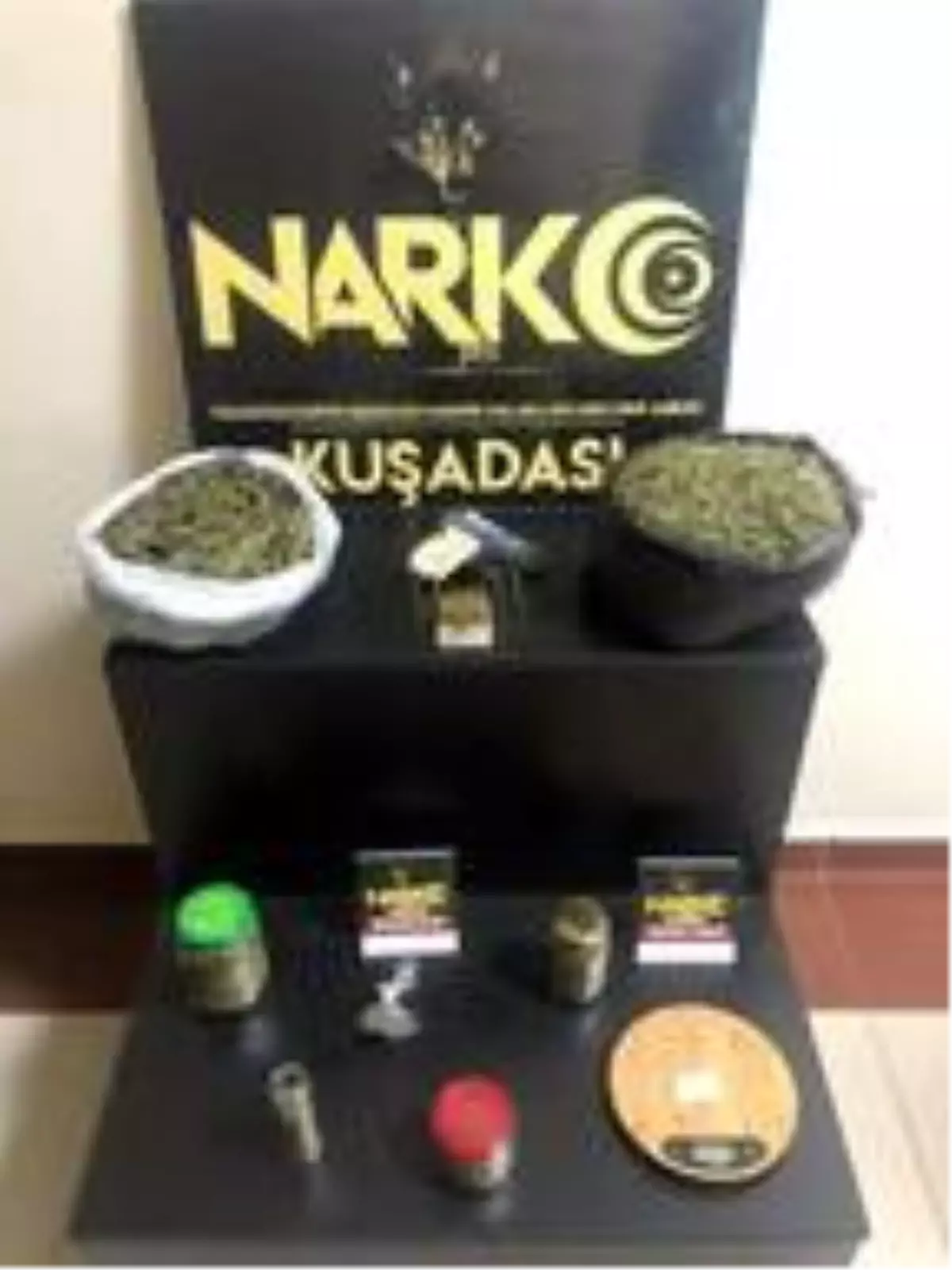 Yatak odasındaki komidinde esrar ele geçirildi