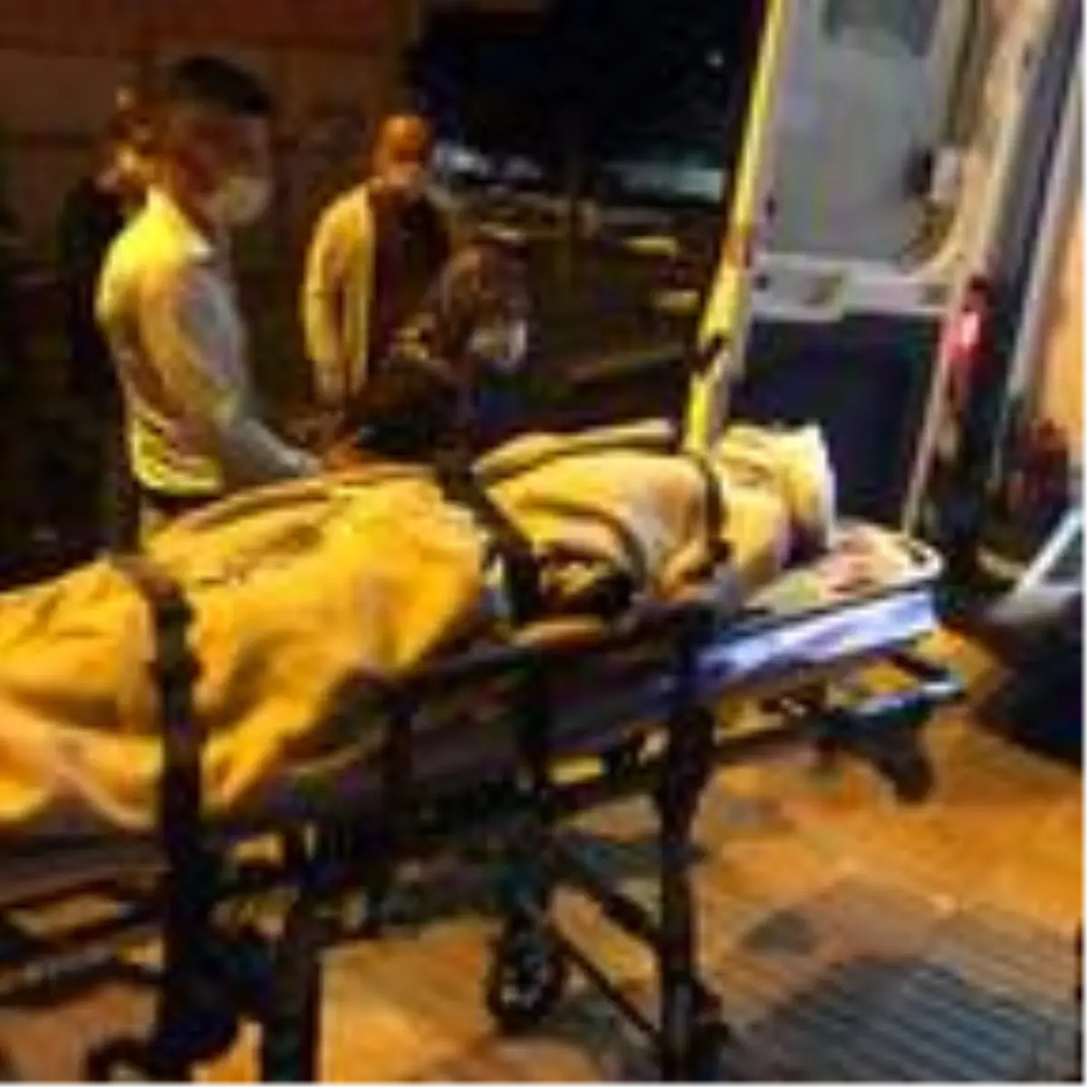 Yolun karşısına geçerken otomobil çarptı, ağır yaralandı