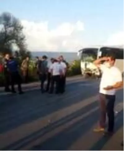 Antalya'da tur midibüsüyle otomobil çarpıştı: 1 ölü, 2 yaralı Antalya'da tur midibüsüyle otomobil çarpıştı: 1 ölü, 2 yaralı