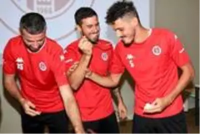Antalyaspor'da antrenman öncesi doğum günü sürprizi Antalyaspor'da antrenman öncesi doğum günü sürprizi