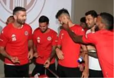 Antalyaspor'da antrenman öncesi doğum günü sürprizi Antalyaspor'da antrenman öncesi doğum günü sürprizi