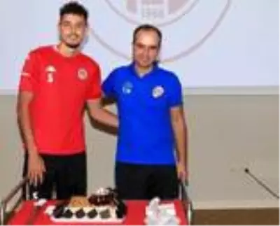 Antalyaspor'da antrenman öncesi doğum günü sürprizi Antalyaspor'da antrenman öncesi doğum günü sürprizi