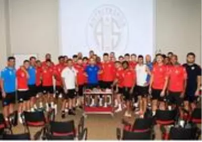 Antalyaspor'da antrenman öncesi doğum günü sürprizi Antalyaspor'da antrenman öncesi doğum günü sürprizi
