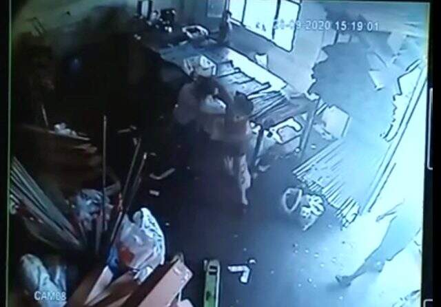 Arkadaşının 'tik'iyle uğraştı hastanelik oldular: kavga anı kamerada