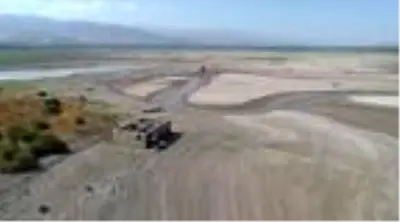 Baraj gölünde sular çekildi, köy kalıntıları gün yüzüne çıktı
