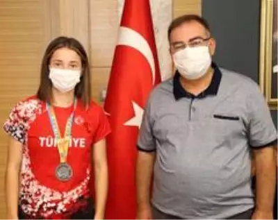 Başkan Bulut başarılı sporcuyu kabul etti Başkan Bulut başarılı sporcuyu kabul etti
