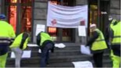 Berlin'deki Tegel Havalimanı çalışanlarından 'işimi istiyorum' protestosu Berlin'deki Tegel Havalimanı çalışanlarından 'işimi istiyorum' protestosu