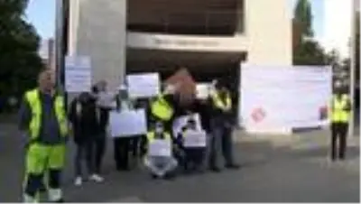 Berlin'deki Tegel Havalimanı çalışanlarından 'işimi istiyorum' protestosu Berlin'deki Tegel Havalimanı çalışanlarından 'işimi istiyorum' protestosu