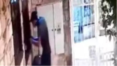 Çaldığı cep telefonunu kaçarken düşüren hırsız, kendi malı gibi geri dönüp aldı Çaldığı cep telefonunu kaçarken düşüren hırsız, kendi malı gibi geri dönüp aldı