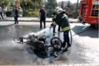 Son dakika haber: Ceza kesilen ehliyetsiz sürücü, motosikletini yaktı Son dakika haber: Ceza kesilen ehliyetsiz sürücü, motosikletini yaktı