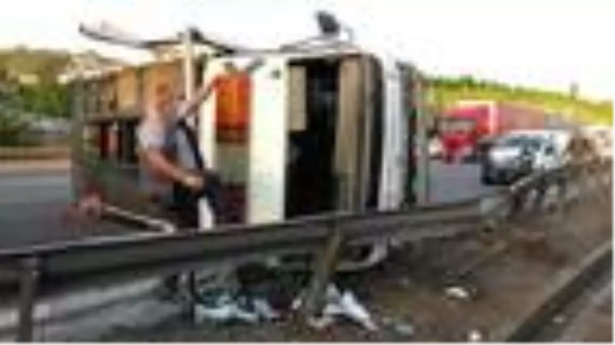 Cip taşıyan çekici devrildi, otoyolda uzun araç kuyrukları oluştu