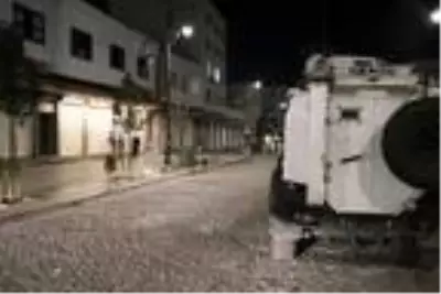 Diyarbakır'da 3 farklı noktada 'bomba' alarmı polisi harekete geçirdi Diyarbakır'da 3 farklı noktada 'bomba' alarmı polisi harekete geçirdi