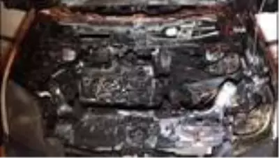 Elazığ'da hafif ticari araç yanarak kullanılamaz hale geldi Elazığ'da hafif ticari araç yanarak kullanılamaz hale geldi