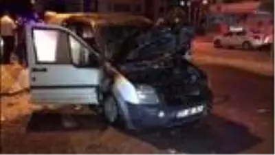 Elazığ'da hafif ticari araç yanarak kullanılamaz hale geldi Elazığ'da hafif ticari araç yanarak kullanılamaz hale geldi