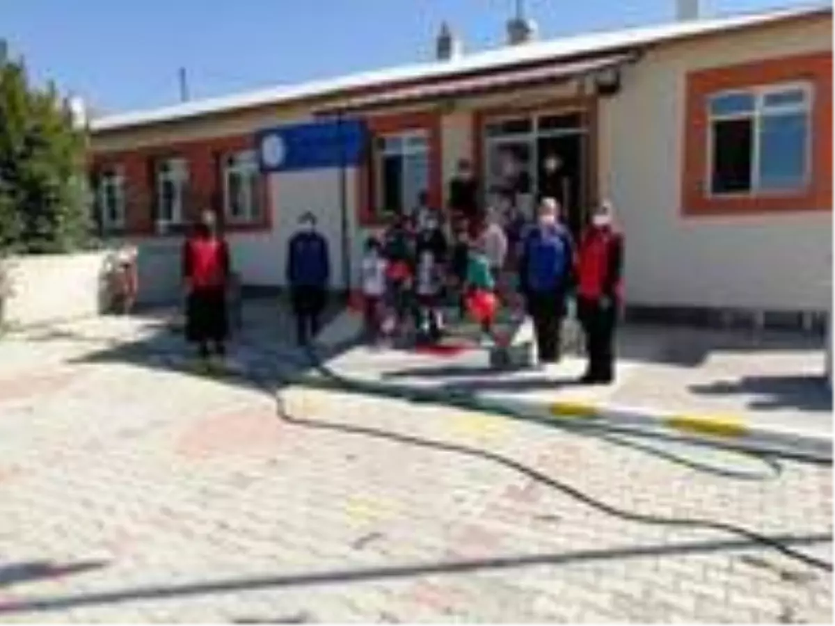 Erzincan'da öğrencilere kırtasiye seti hediye edildi