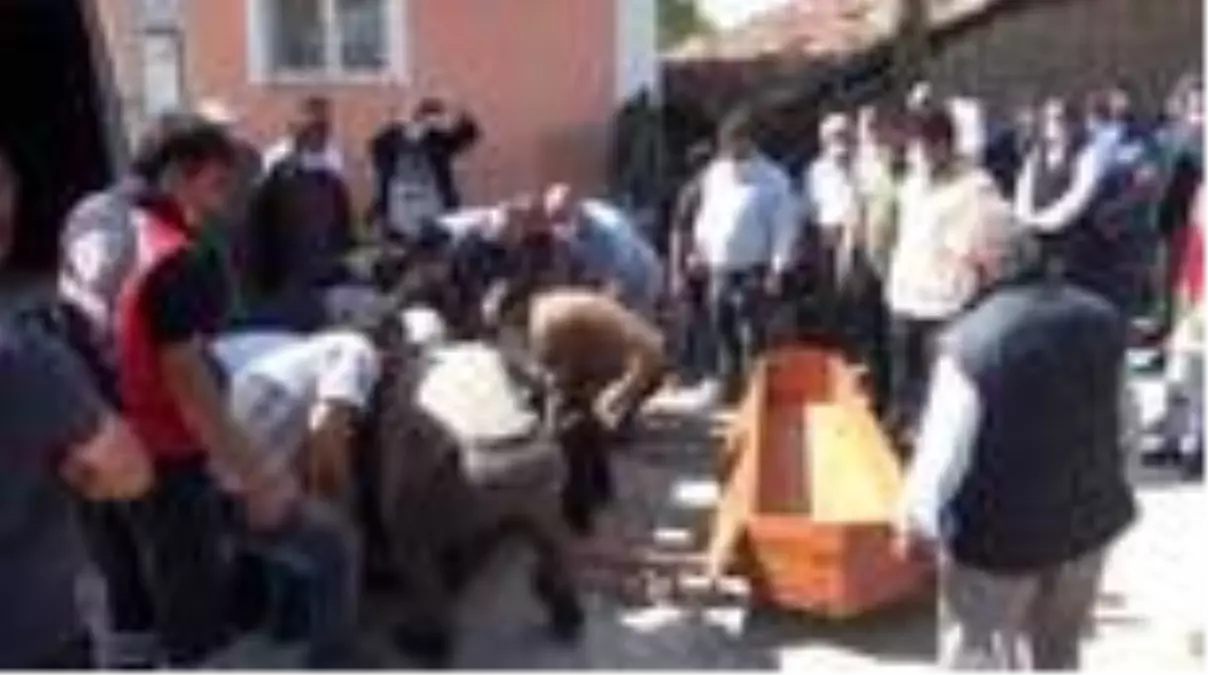 Eşi doğumdayken trafik kazasında ölen sürücü toprağa verildi