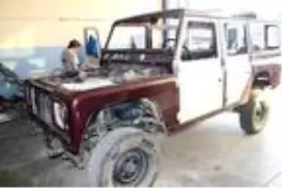 Bulduğu eski cipleri yenileyerek ilk günkü haline getiriyor Bulduğu eski cipleri yenileyerek ilk günkü haline getiriyor