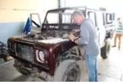 Bulduğu eski cipleri yenileyerek ilk günkü haline getiriyor Bulduğu eski cipleri yenileyerek ilk günkü haline getiriyor