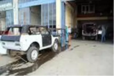 Bulduğu eski cipleri yenileyerek ilk günkü haline getiriyor Bulduğu eski cipleri yenileyerek ilk günkü haline getiriyor