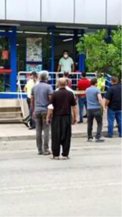 Arkadaşlık teklifini reddeden kasiyer kadını çalıştığı markette vurup, ardından intihar girişiminde bulundu Arkadaşlık teklifini reddeden kasiyer kadını çalıştığı markette vurup, ardından intihar girişiminde bulundu