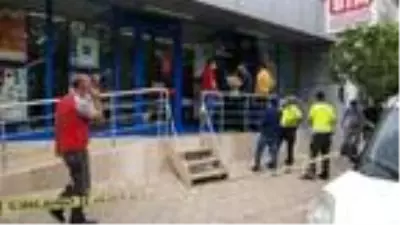 Arkadaşlık teklifini reddeden kasiyer kadını çalıştığı markette vurup, ardından intihar girişiminde bulundu Arkadaşlık teklifini reddeden kasiyer kadını çalıştığı markette vurup, ardından intihar girişiminde bulundu