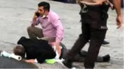 Her şeyden habersiz evine giden işçi, sokak ortasında sırtından vuruldu Her şeyden habersiz evine giden işçi, sokak ortasında sırtından vuruldu