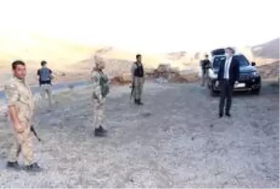 Hizan Kaymakamı Yelek, güvenlik korucularını ziyaret etti Hizan Kaymakamı Yelek, güvenlik korucularını ziyaret etti