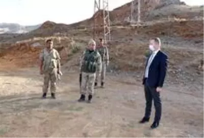Hizan Kaymakamı Yelek, güvenlik korucularını ziyaret etti Hizan Kaymakamı Yelek, güvenlik korucularını ziyaret etti