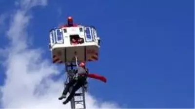 İtfaiye kurtarma ekibinin ip gösterisi nefesleri kesti İtfaiye kurtarma ekibinin ip gösterisi nefesleri kesti