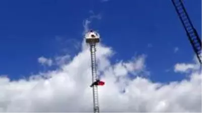 İtfaiye kurtarma ekibinin ip gösterisi nefesleri kesti İtfaiye kurtarma ekibinin ip gösterisi nefesleri kesti