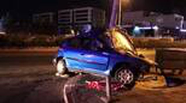 İzmir'de aydınlatma direğine çarpan otomobilin sürücüsü ağır yaralandı