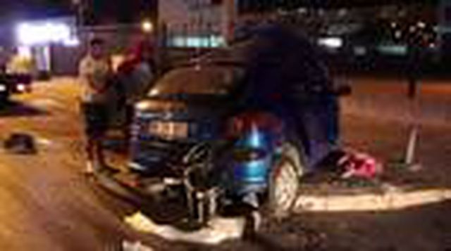 İzmir'de aydınlatma direğine çarpan otomobilin sürücüsü ağır yaralandı