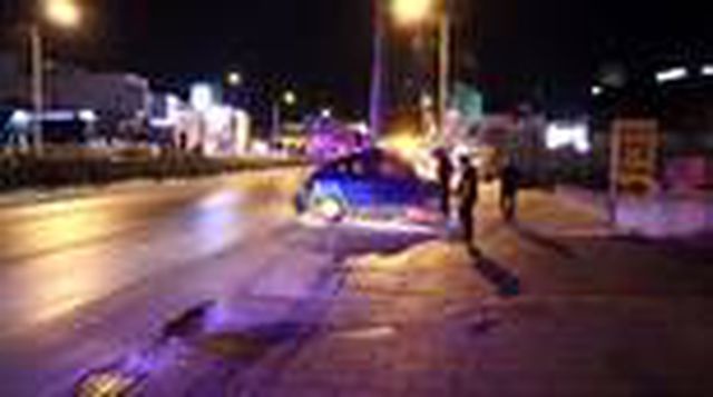 İzmir'de aydınlatma direğine çarpan otomobilin sürücüsü ağır yaralandı