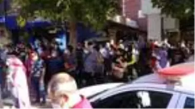 Meraklı kalabalık canıyla cebelleşen kadını görmek için sosyal mesafeyi hiçe saydı Meraklı kalabalık canıyla cebelleşen kadını görmek için sosyal mesafeyi hiçe saydı