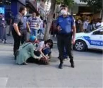 Kaza yerinde toplanan kalabalığa 'sosyal mesafe' uyarısı Kaza yerinde toplanan kalabalığa 'sosyal mesafe' uyarısı