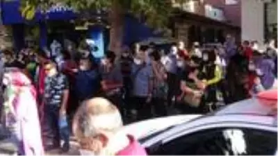 Meraklı kalabalık canıyla cebelleşen kadını görmek için sosyal mesafeyi hiçe saydı Meraklı kalabalık canıyla cebelleşen kadını görmek için sosyal mesafeyi hiçe saydı
