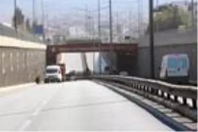 Köprüden atladıktan sonra üzerinden kamyonet geçen genç, yaşamını yitirdi Köprüden atladıktan sonra üzerinden kamyonet geçen genç, yaşamını yitirdi