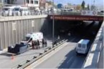 Köprüden atladıktan sonra üzerinden kamyonet geçen genç, yaşamını yitirdi Köprüden atladıktan sonra üzerinden kamyonet geçen genç, yaşamını yitirdi