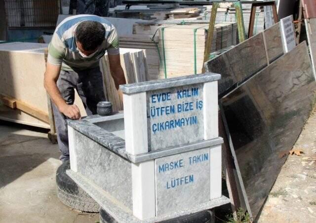 Mezar taşına yazılanı gören vatandaşlar'Ölmek istemiyorum' diye dua etmeye başlıyor