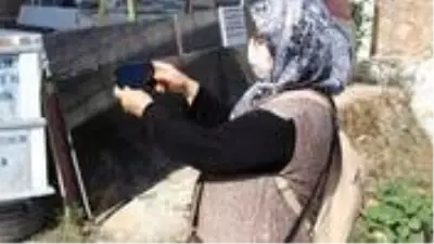 Mezar taşına yazılanı gören vatandaşlar'Ölmek istemiyorum' diye dua ediyor
