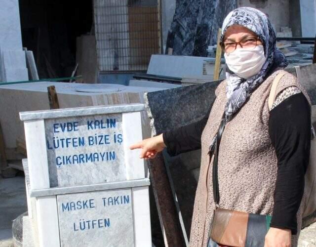Mezar taşına yazılanı gören vatandaşlar'Ölmek istemiyorum' diye dua etmeye başlıyor