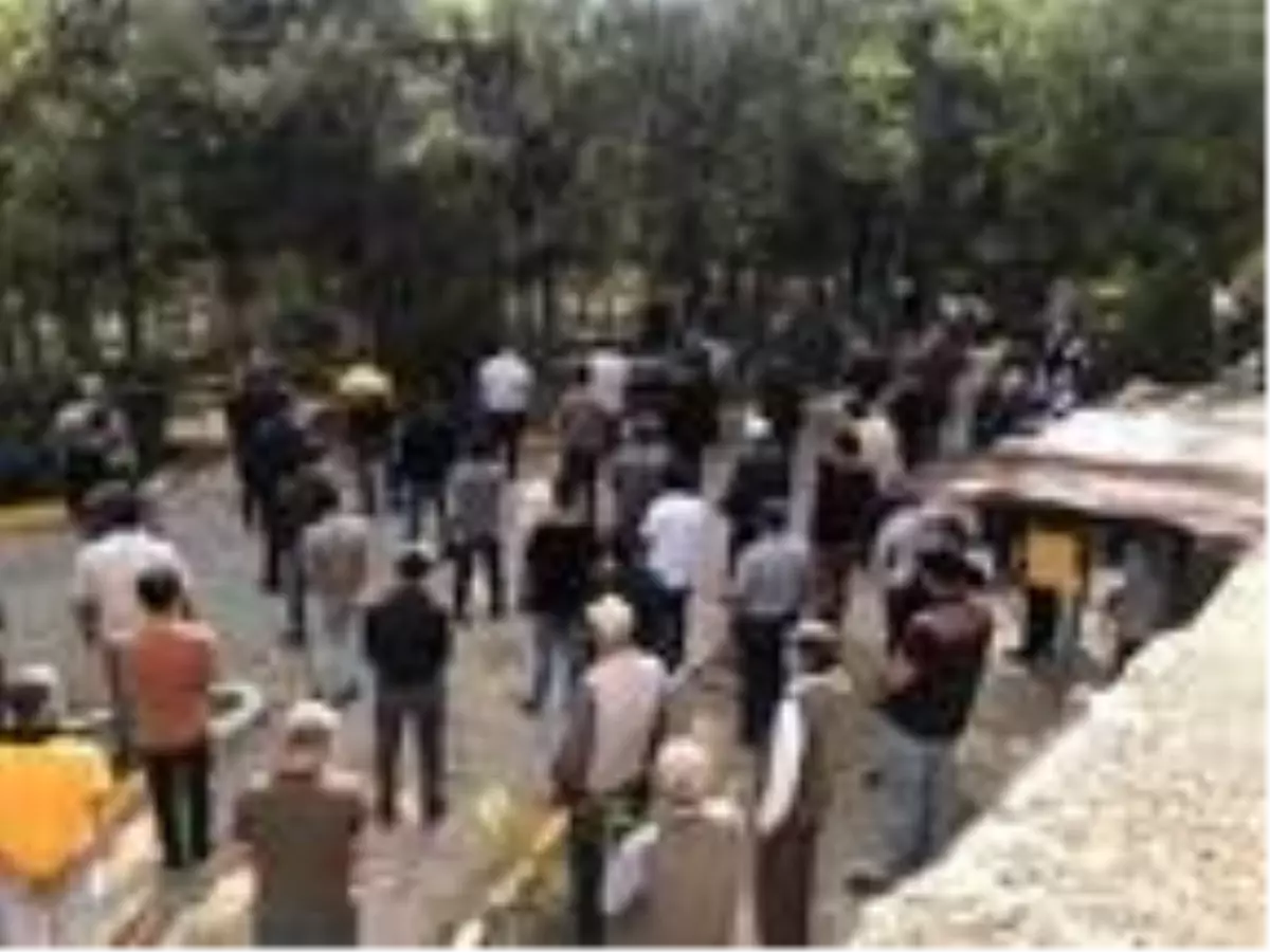 Motosikletinin kamyona çarpmasıyla ölen Mustafa, toprağa verildi