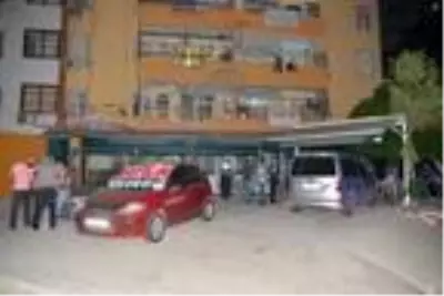 Oğlunu darbettiği gerekçesiyle kahvehaneciyle konuşmaya giden polis memuru bıçaklandı Oğlunu darbettiği gerekçesiyle kahvehaneciyle konuşmaya giden polis memuru bıçaklandı
