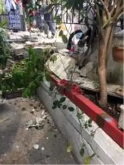 Sarıyer'de koca dehşeti: Eşinin sığındığı baba evine aracıyla defalarca çarptı Sarıyer'de koca dehşeti: Eşinin sığındığı baba evine aracıyla defalarca çarptı