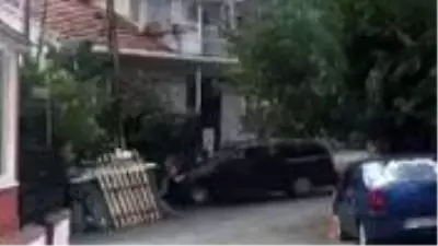 Sarıyer'de koca dehşeti: Eşinin sığındığı baba evine aracıyla defalarca çarptı Sarıyer'de koca dehşeti: Eşinin sığındığı baba evine aracıyla defalarca çarptı