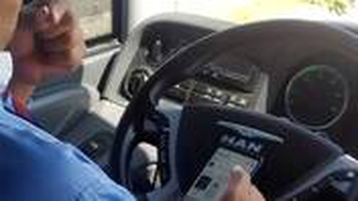 Şehirlerarası otobüs şoförü yolcuların canını tehlikeye attı: Bir elinde telefon, bir elinde çekirdek